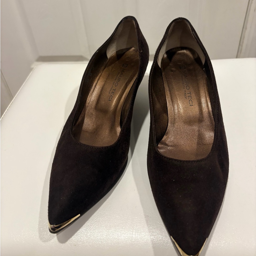 Elegant Black Heels with Gold Accents